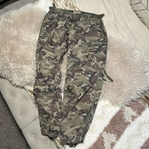 NEVER WORN Abercrombie & Fitch camo cargo pants!